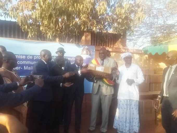 Amélioration des soins de santé des populations de Torokorobougou et Quartier Mali : Dr Bocary Tréta offre un lot de médicaments au cscom des deux quartiers