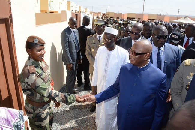 Logements sociaux : Le Président de la République a remis les clés de 860 logements aux forces armées maliennes.
