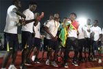 Les Aiglons dansant avec le jeune rappeur, Mohamed Sidibé «Yank-Po» sur la pelouse du stade Mamadou Konaté