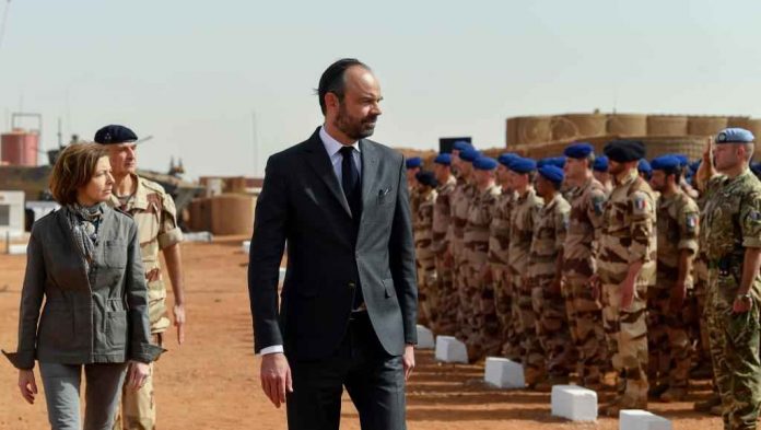 Edouard Philippe au Mali Le Premier ministre Edouard Philippe passe en revue les troupes de l'armée française en position à Gao