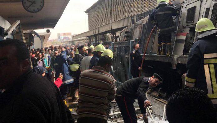 -Egypte Les membres des services de secours procèdent aux premières observations après l'incendie en gare du Caire, le 27 février 2019