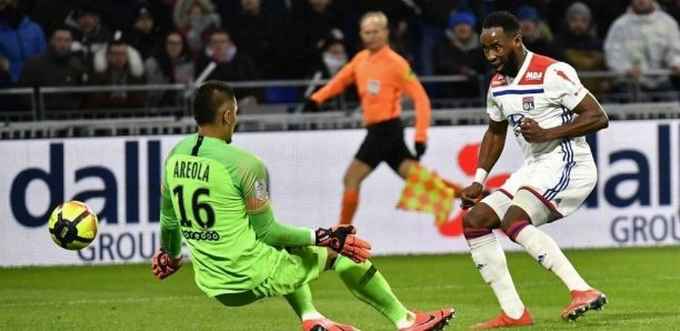 Lyon met fin à l'invincibilité du PSG en Ligue 1 et reste à trois points de Lille