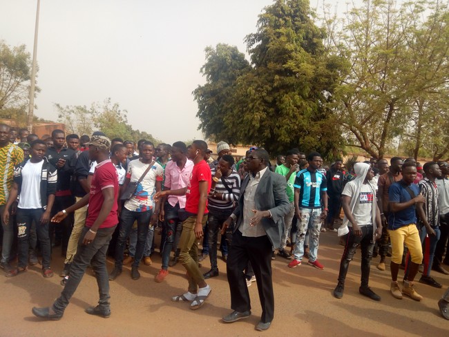 Pour avoir "morcelé  et vendu" une partie du cimetière et des marchés en commune V : Des jeunes exigent le départ sans condition du maire Amadou Ouattara