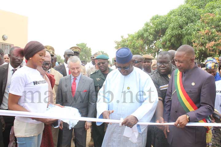 Le partenariat entre la mairie de Koulikoro et le contingent espagnol de l'EUTM au beau fixe : Après le jardin d'enfant, un Cscom d'une valeur de 74 millions FCFA inauguré à Kolébougou