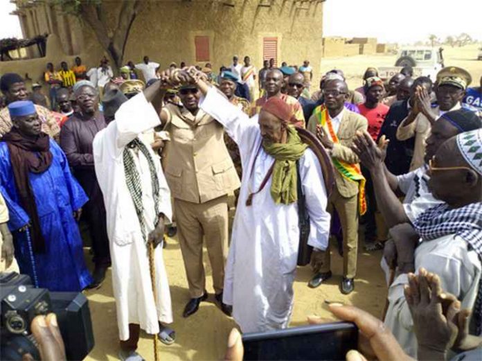 PEUL ET DOGON Le gouverneur de la région de Mopti, le général de division Sidi Alassane Touré scellant la réconciliation entre les deux chefs de village peul et dogon