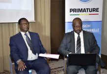Le président du comité d’experts, Pr Makan Moussa Sissoko (g) lors du point de presse