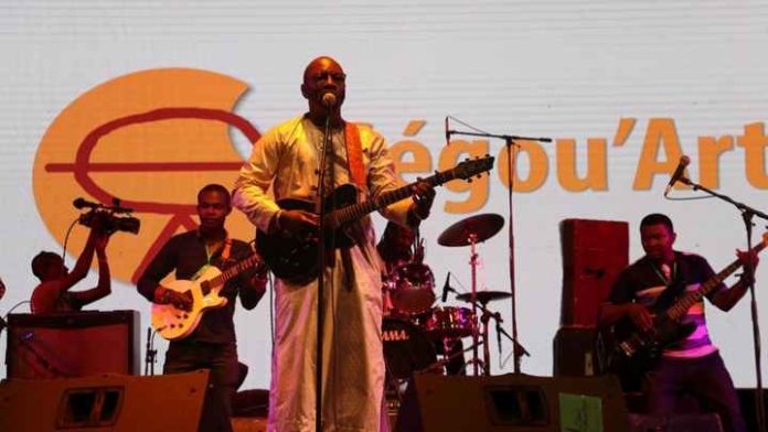 Vieux Farka Touré à la quinzième édition du Festival sur le Niger, le 1er février 2019