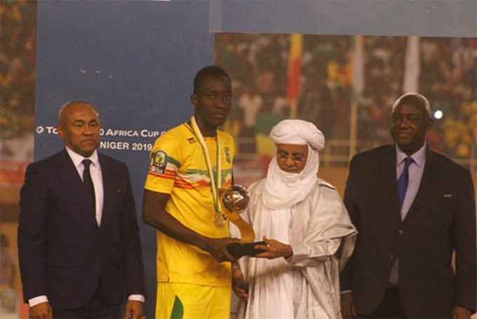 Le trophée a été remis au capitaine Boubacar Clément Kanouté par le Premier ministre nigérien