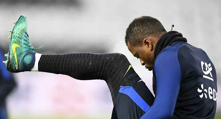 «Vous êtes des pé***»: Evra poursuivi pour homophobie après sa phrase lancée contre le PSG