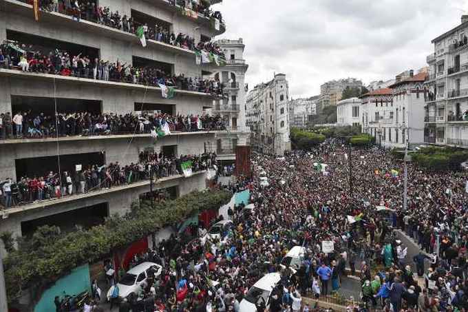 Immenses manifestations en Algérie pour écrire l'histoire.