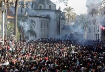 Alger, le 1er mars: des dizaines de milliers de manifestants ont défilé dans le centre d'Alger