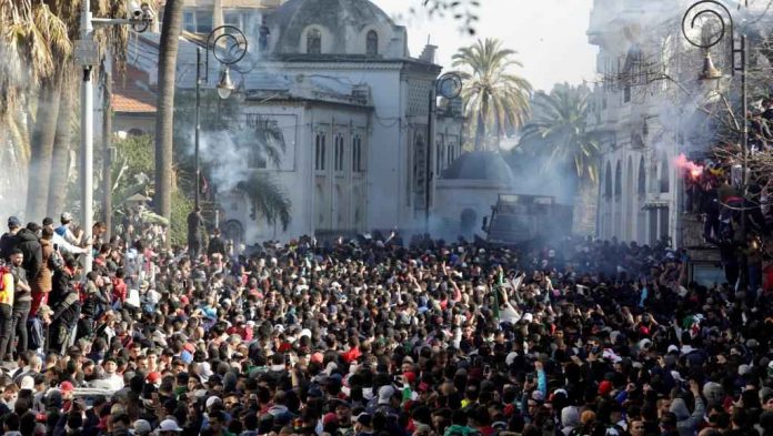 algerie- Alger, le 1er mars: des dizaines de milliers de manifestants ont défilé dans le centre d'Alger