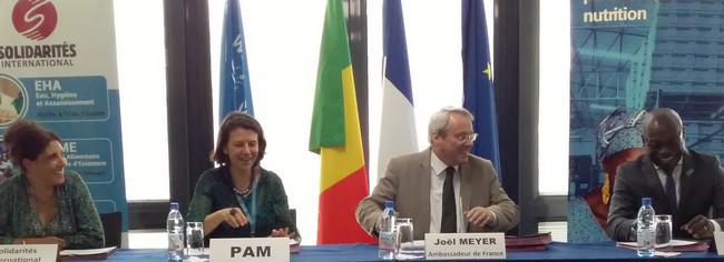 Assistance aux déplacés des régions de Mopti et de Tombouctou : La France signe deux conventions de financement de près d’un  milliard de FCFA