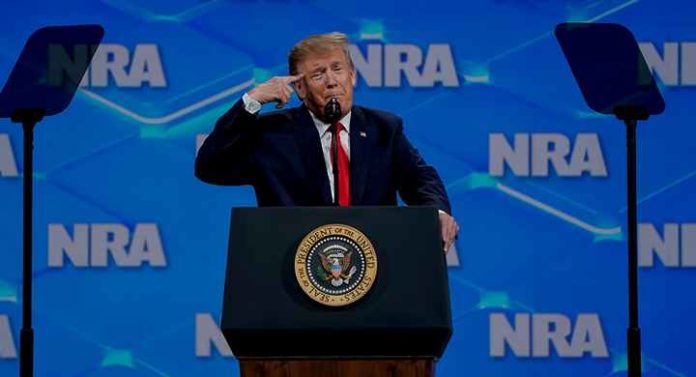 Donald Trump à la National Rifle Association dans l'État de l’Indiana le 26 avril