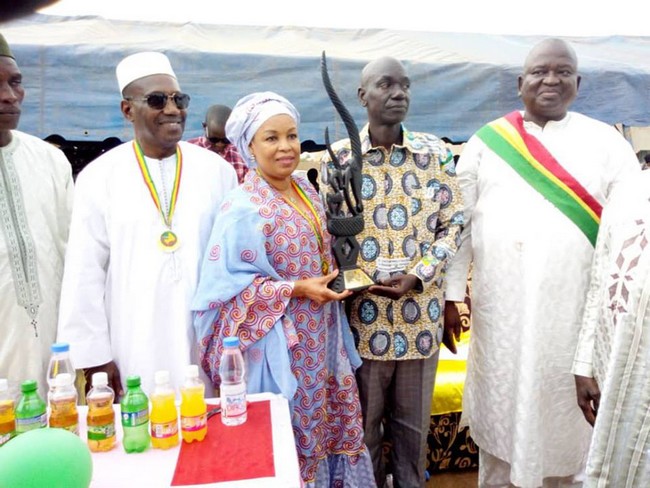 Pour son assistance aux populations du Mandé et ses actions humanitaires :  L'Association des jeunes premiers et la Radio Royale offrent un trophée Ciwara à Mme Touré Coumba Diawara de la Fondation Ada-Mali