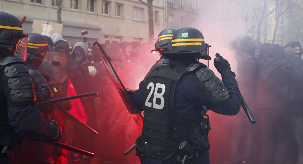 Un CRS matraque une Gilet jaune à la tête et la laisse inconsciente au sol (vidéo)
