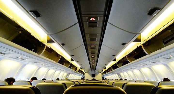 Il tente d’ouvrir la porte d’un avion en plein vol et sème la panique à bord