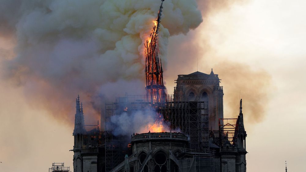 La flèche de Notre-Dame s'effondre lors de l'incendie de la charpente de la cathédrale, à Paris le 15 avril 2019. afp.com/Geoffroy VAN DER HASSELT