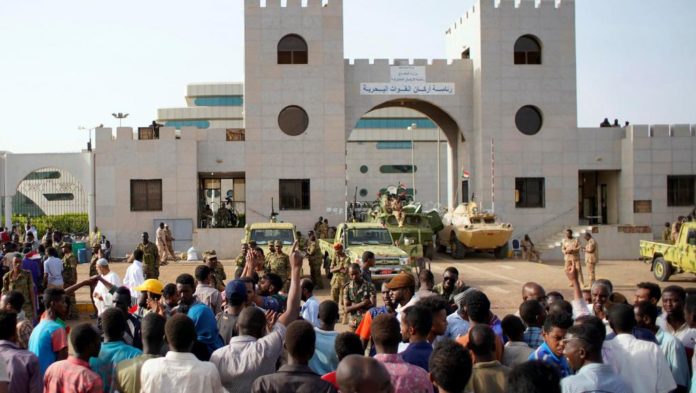 Les Soudanais continuent de manifester devant le QG de l'armée à Khartoum, le 12 avril 2019