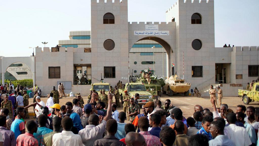 Soudan: l’armée promet un «gouvernement civil» et «ne livrera pas» el-Béchir