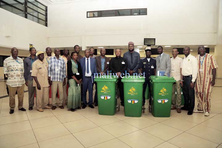 Salubrité et assainissement : La compagnie minière B2Gold offre plus de 100 poubelles à l'Aéroport du Mali