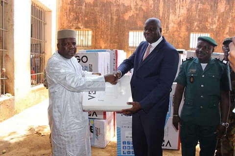 Prison centrale de Bamako: le ministre Malick Coulibaly apporte 50 humidificateurs aux détenus