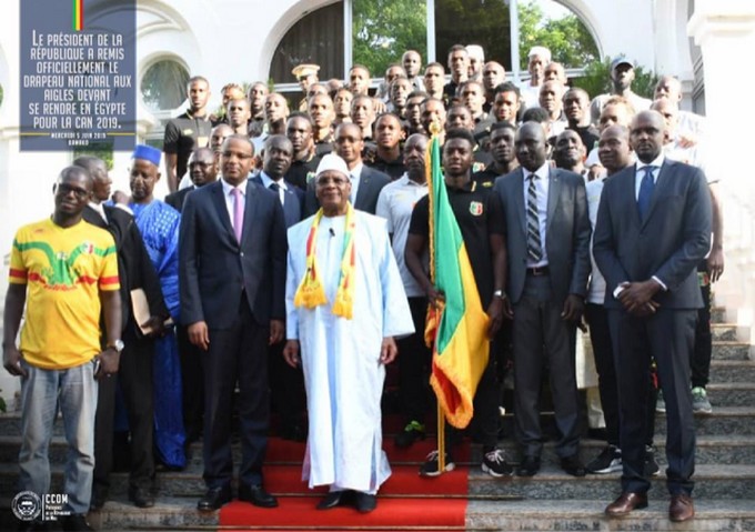 IBK a remis le drapeau national  aux « Aigles du Mali » pour la CAN 2019 :  « Portez haut ce drapeau sur le toit du football africain , ramenez nous le avec la coupe au soir de la compétition » dixit IBK