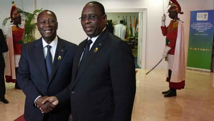 Le président ivoirien et de l'UEMOA Alassane Ouattara accueille son homologue Macky Sall