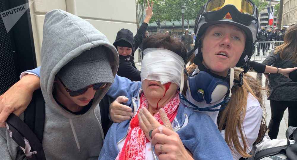 La situation dégénère aux Champs-Élysées, plusieurs blessés – vidéo