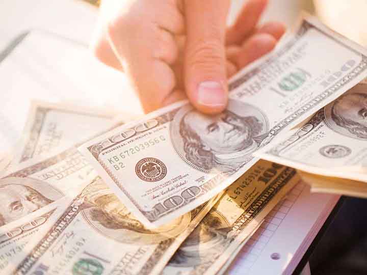 Le milliardaire qui distribue les dollars dans la rue