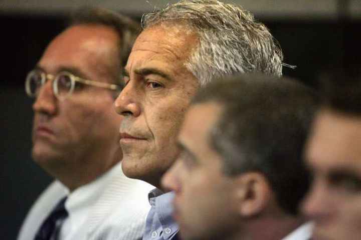 Accusé d’abus sexuels sur mineures, le financier Jeffrey Epstein s’est suicidé en prison