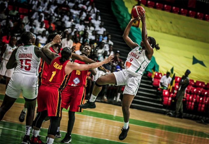 Jugees-a-travers-leur-prestation-au-premier-tour-les-Aigles-Dames-ici-en-blanc-contre-l-Angola-devraient-atteindre-au-moins-les-demi-finales Aigles dames