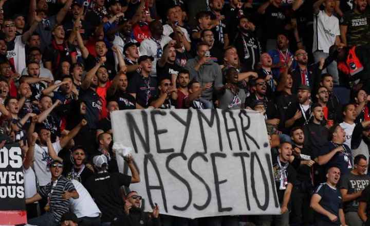 Neymar conspué par les supporters du PSG