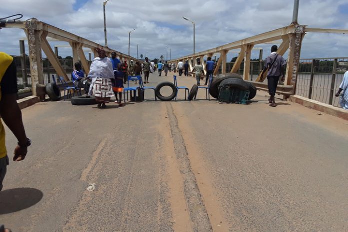 Le pont de Kayes a été investi des manifestants déterminés