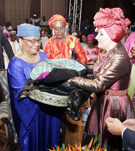 La nuit du Caftan à Bamako sous le parrainage de Mme Kéïta Aminata Maïga : La Styliste Zaineb El Kadiri présente une trentaine de modèles  de sa collection avec 17 mannequins marocains et maliens