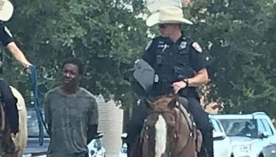 Au Texas, des policiers à cheval mènent un homme noir avec une corde