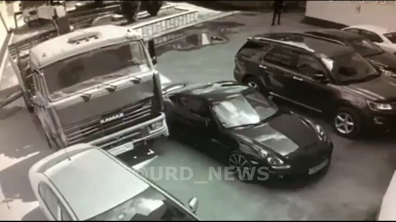 À mains nues, il arrête son camion qui roule vers une Porsche – vidéo