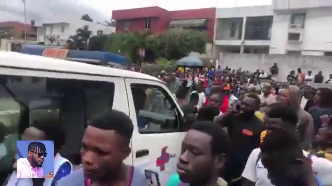 Les fans de Dj Arafat devant l'hôpital où il est décédé