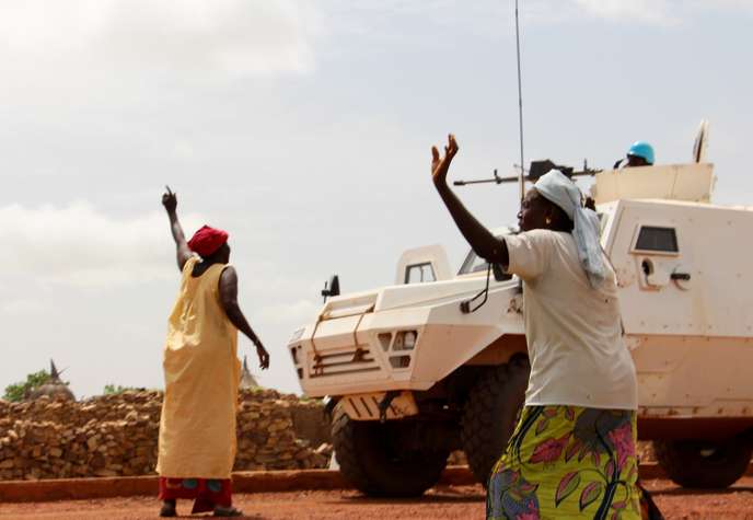 protest-femmes-mali Dans le centre du Mali, des femmes de Diombolo-Leye protestent contre l’arrivée d’une patrouille de la Minusma dans leur village, le 14 août 2019.