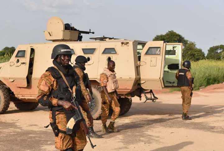 Après l’attaque d’une base militaire, le président burkinabé appelle le peuple à « rester toujours debout »