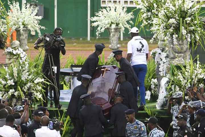 Mort de DJ Arafat: le coupé-décalé, genre musical scandaleux devenu "phénomène de société"