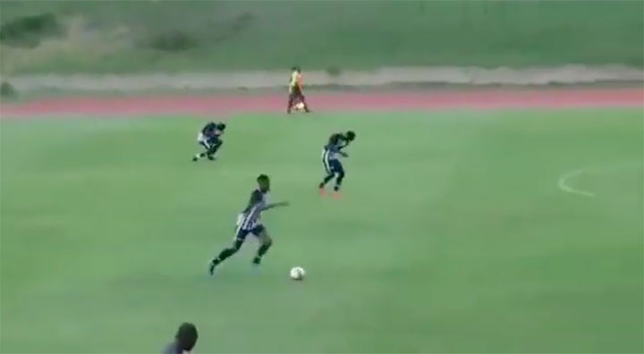 La foudre frappe des joueurs pendant un match de football - vidéo