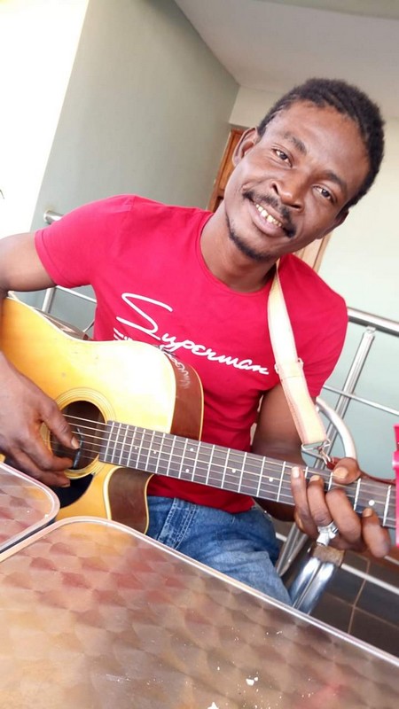 Propulsé au-devant de la scène par les médias : L’artiste Van Guitare  leur déclare la guerre