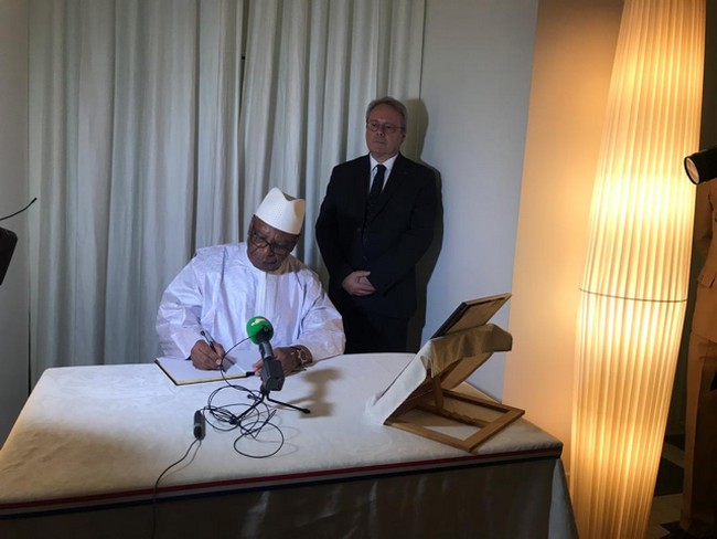 Disparition de Monsieur Jacques Chirac , Ancien président de la République Française : IBK a signé le livre de condoléances à la résidence de l’ambassadeur de France à Bamako