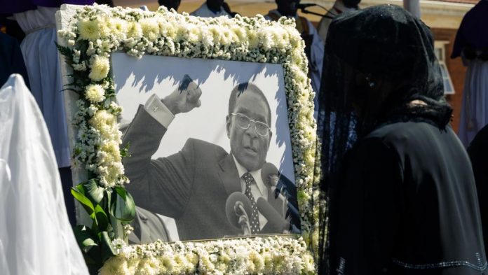 La veuve de Robert Mugabe, Grace, devant le portrait de l'ancien président zimbabwéen lors de son enterrement
