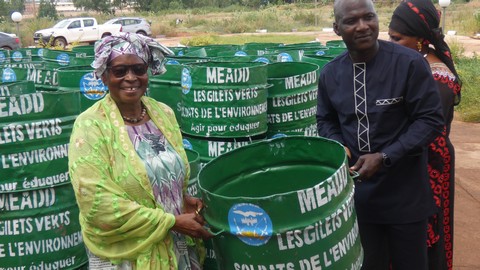 Préservation du cadre de vie : le ministère de l’Environnement offre 500 poubelles aux organisations féminines de Bamako
