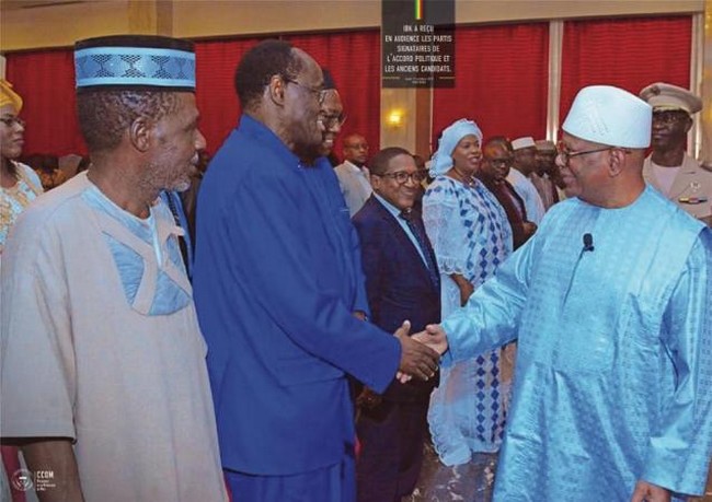 Rencontre du Président de la République, Chef de l’Etat, IBK avec les partis signataires de l’accord politique non membres de l'EPM dans la salle des banquets du palais présidentiel de Koulouba