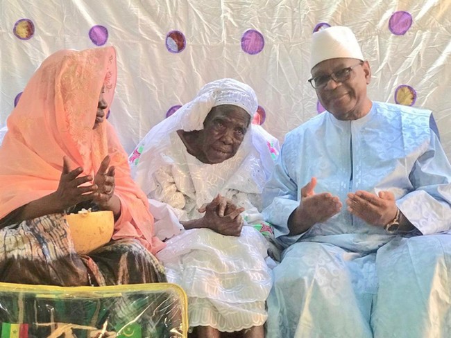 Le Mois de la Solidarité a un quart de siècle au Mali :  Un bonheur absolu pour IBK de rendre visite et de consulter  la doyenne du  district de Bamako