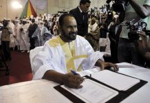 Sidi Brahim Ould Sidati, au moment de signer l'accord de paix inter-malien au nom des rebelles de la CMA, samedi 20 juin à Bamako. REUTERS/Stringer