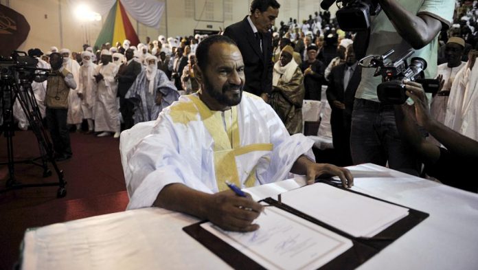 Sidi Brahim Ould Sidati, au moment de signer l'accord de paix inter-malien au nom des rebelles de la CMA, samedi 20 juin à Bamako. REUTERS/Stringer